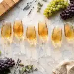 Six verres de champagne avec raisins blancs et rouges frais