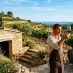 Vigneron déguste du vin devant cave viticole Bandol