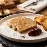 Assiette élégante avec foie gras, toast et confiture